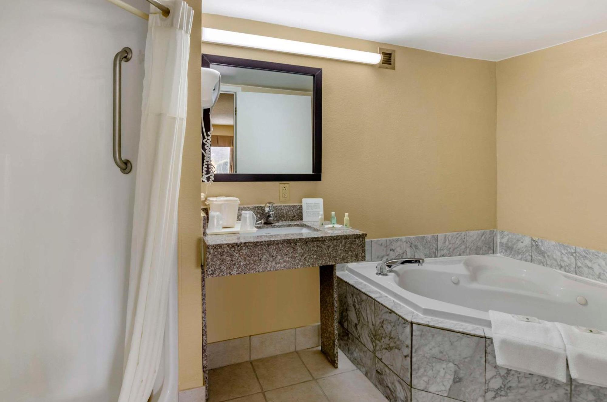 Quality Inn Hillsville Eksteriør billede